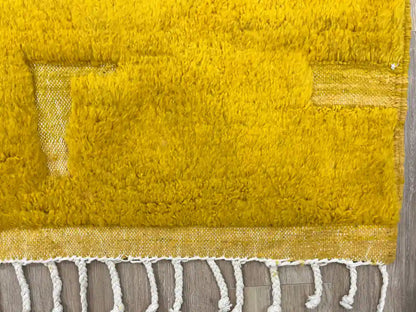 Franges du tapis Beni Ouarain jaune moutarde, finition traditionnelle tissée main.