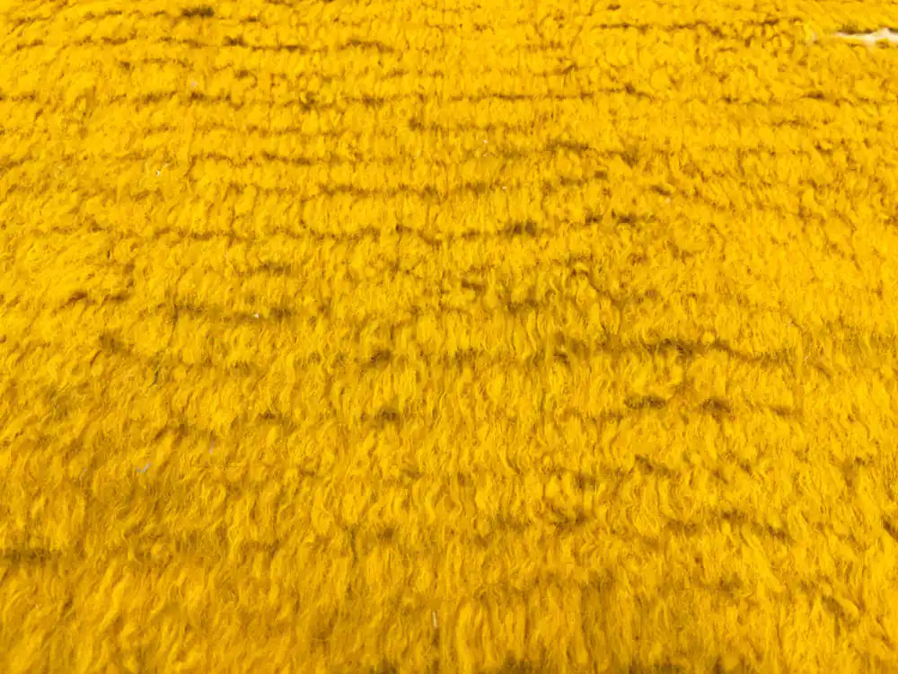 Détail de la laine naturelle du tapis Beni Ouarain, texture dense et douce, fabrication artisanale.