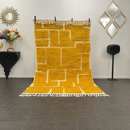 Vue entière du tapis Beni Ouarain jaune moutarde en laine naturelle, design berbère et moderne.
