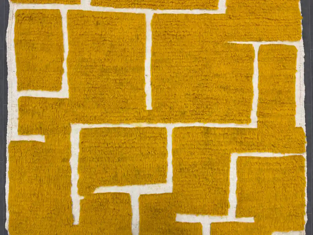 Zoom sur le milieu du tapis Beni Ouarain montrant les motifs géométriques tissés à la main.