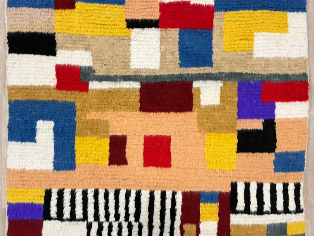 Détail des motifs géométriques asymétriques du tapis Azilal marocain artisanal