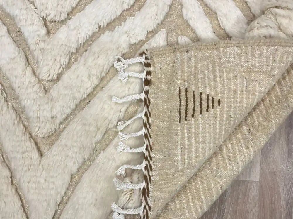 Arrière d’un tapis Beni Ouarain en laine naturelle, décoration marocaine authentique