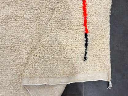 Vue du revers d’un tapis marocain abstrait, tissage traditionnel berbère en laine naturelle