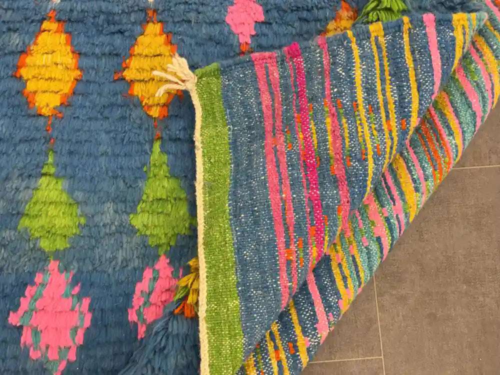 Détail tissage dos tapis berbère Azilal coloré
