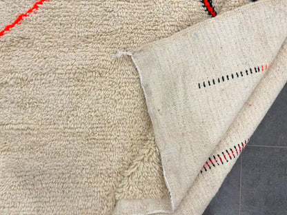 Détail du tissage et des motifs au dos d’un tapis berbère design, laine épaisse du Maroc