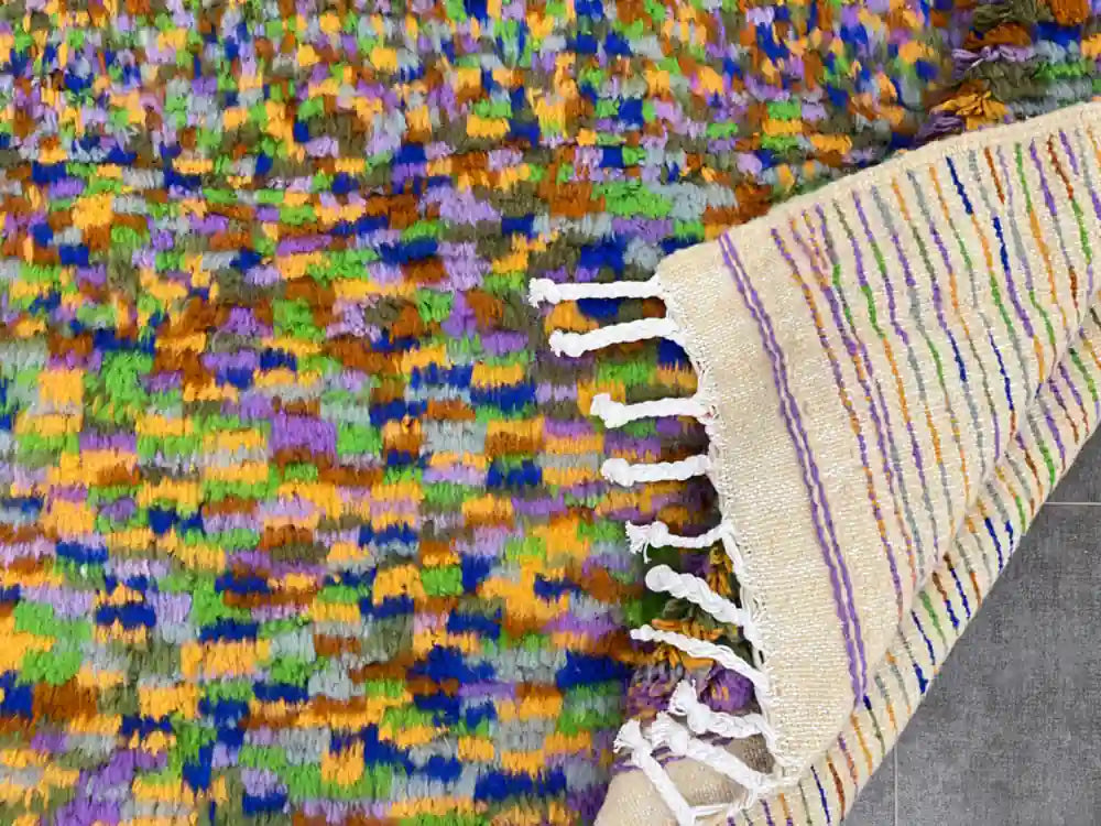 Dos à rayures d’un tapis Azilal vintage fait main en laine naturelle