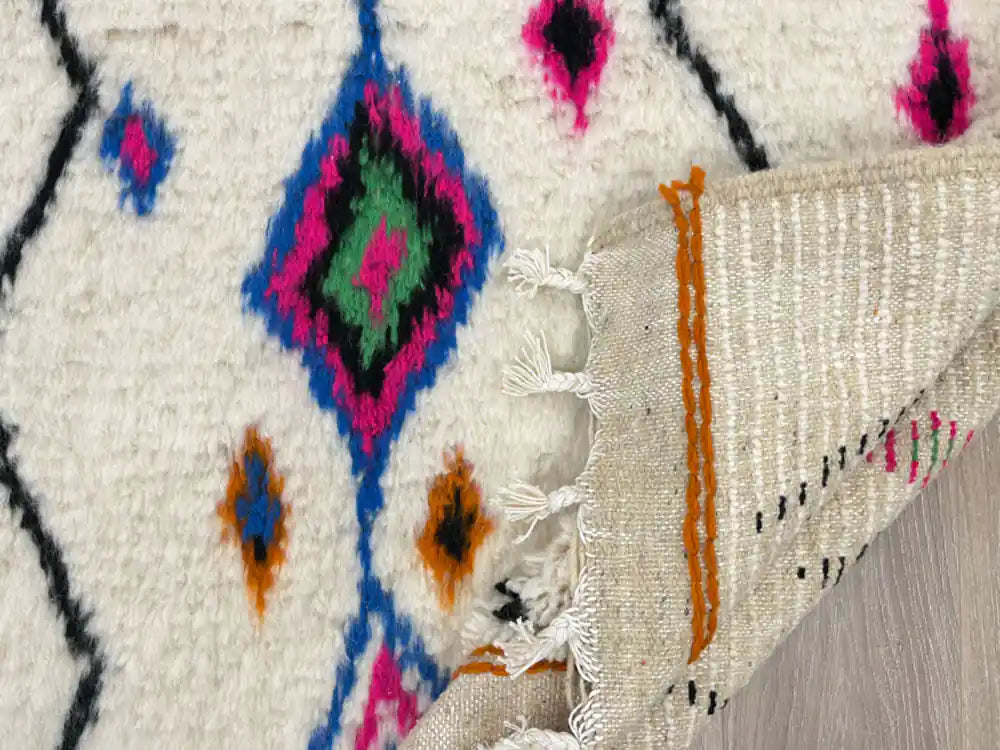 Dos rayé d’un tapis berbère authentique, tissage artisanal