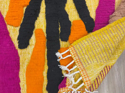 Pli d’un tapis berbère Azilal authentique en laine naturelle