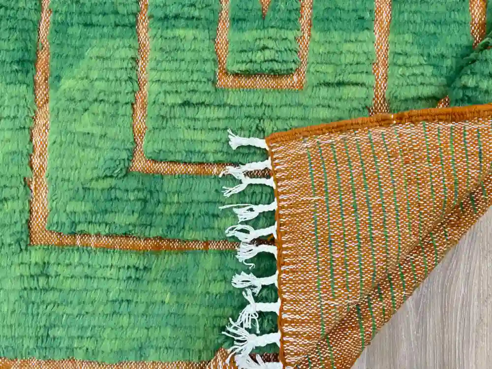 Dos d’un tapis Beni Ouarain authentique, fait main en laine naturelle