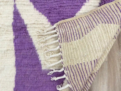 Vue du dos du tapis en laine Beni Ouarain révélant le tissage traditionnel fait main au Maroc.