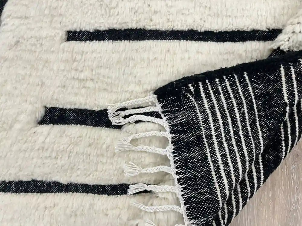 Dos d’un tapis Beni Ouarain tissé main en laine naturelle marocaine