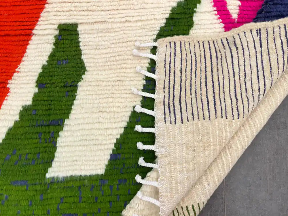 Dos d’un tapis berbère authentique fait main en laine naturelle