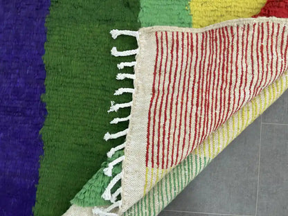 Dos d’un tapis Azilal multicolore authentique avec lignes colorées et nouage fait main