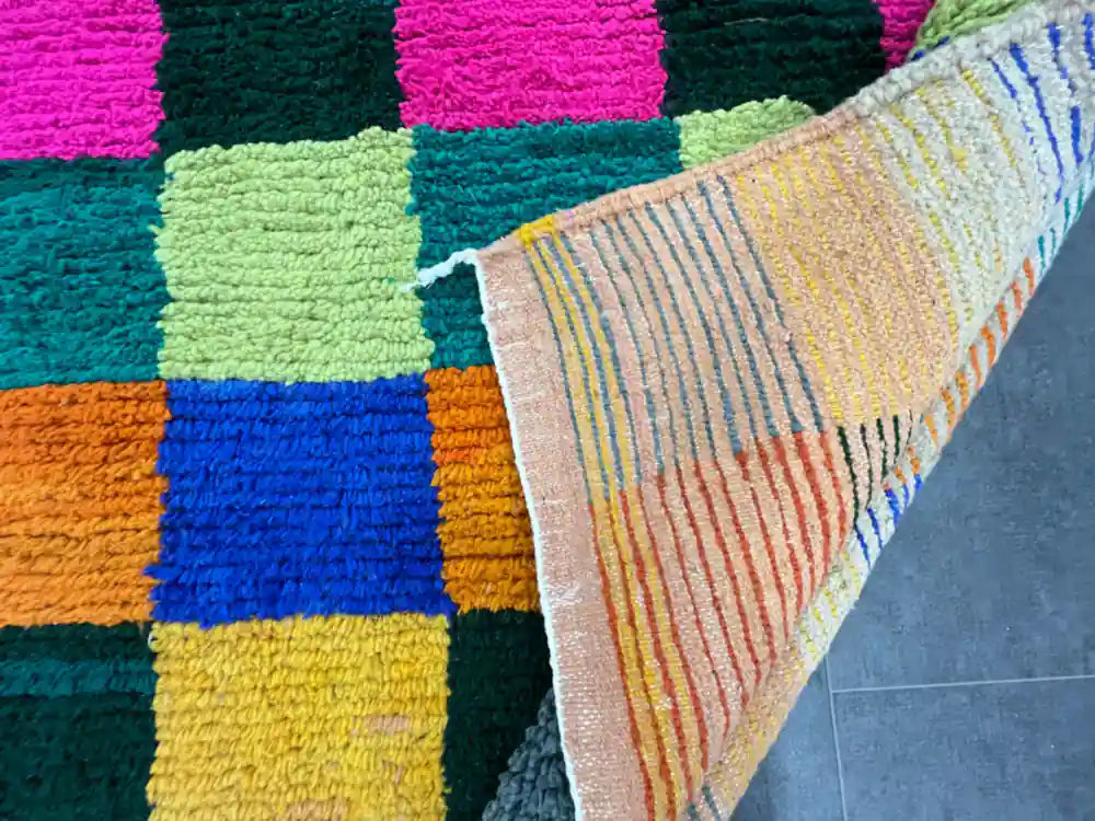 Arrière d’un tapis berbère Azilal en laine, tissage artisanal du Maroc, structure traditionnelle apparente