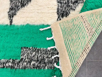 Dos d’un tapis berbère Beni Ouarain en laine naturelle, tissage fait main au Maroc