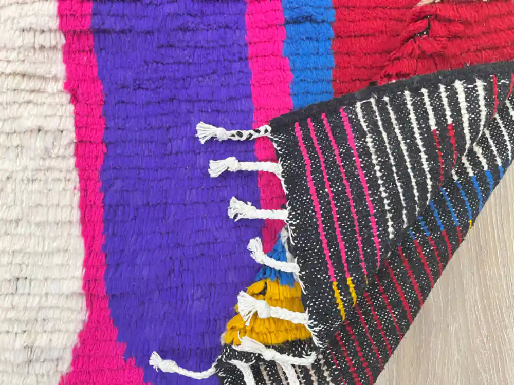 Dos du tapis marocain Azilal avec broderies traditionnelles