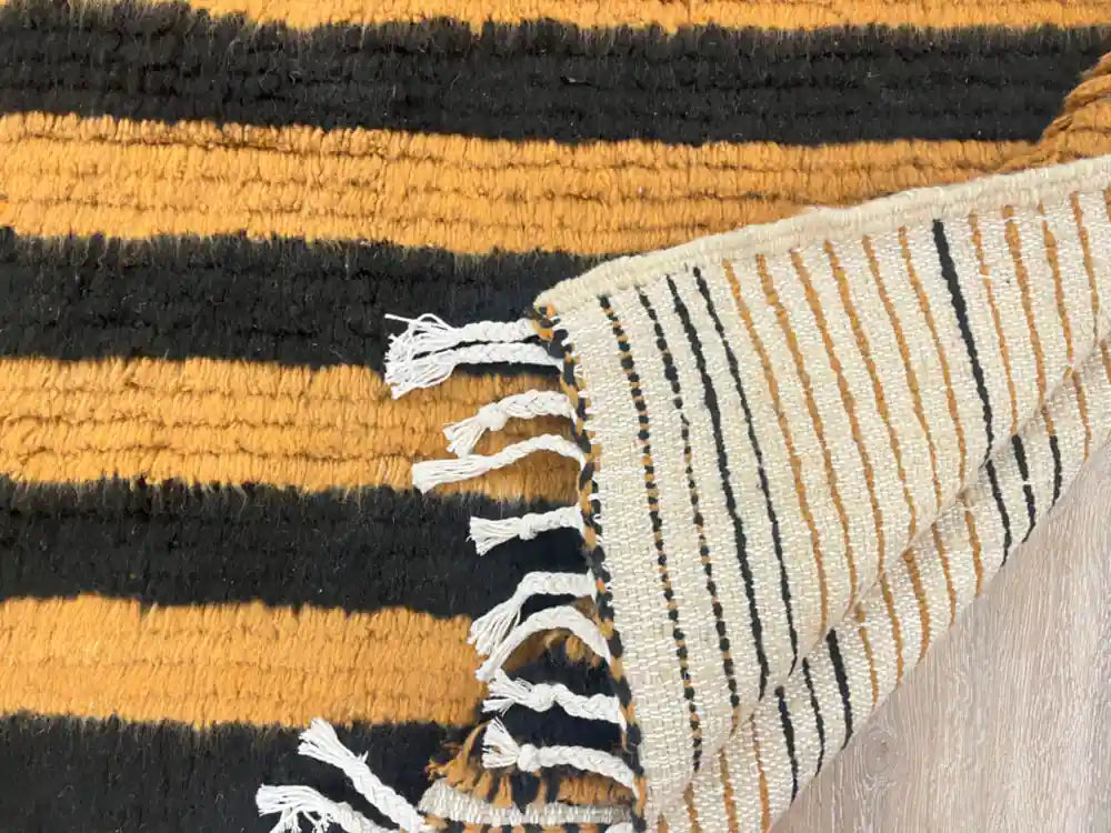 Dos d’un tapis Beni Ouarain marocain authentique en laine naturelle