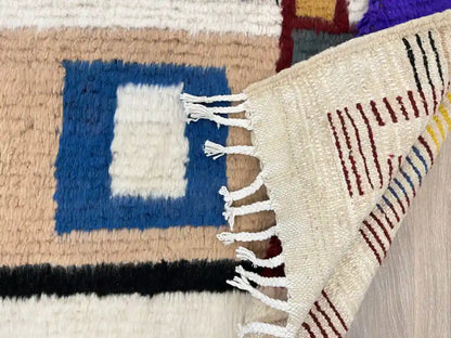 Vue arrière du tapis Azilal révélant le tissage traditionnel berbère