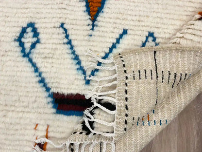 Vue arrière du tapis berbère révélant le tissage fait main et la structure artisanale en laine.