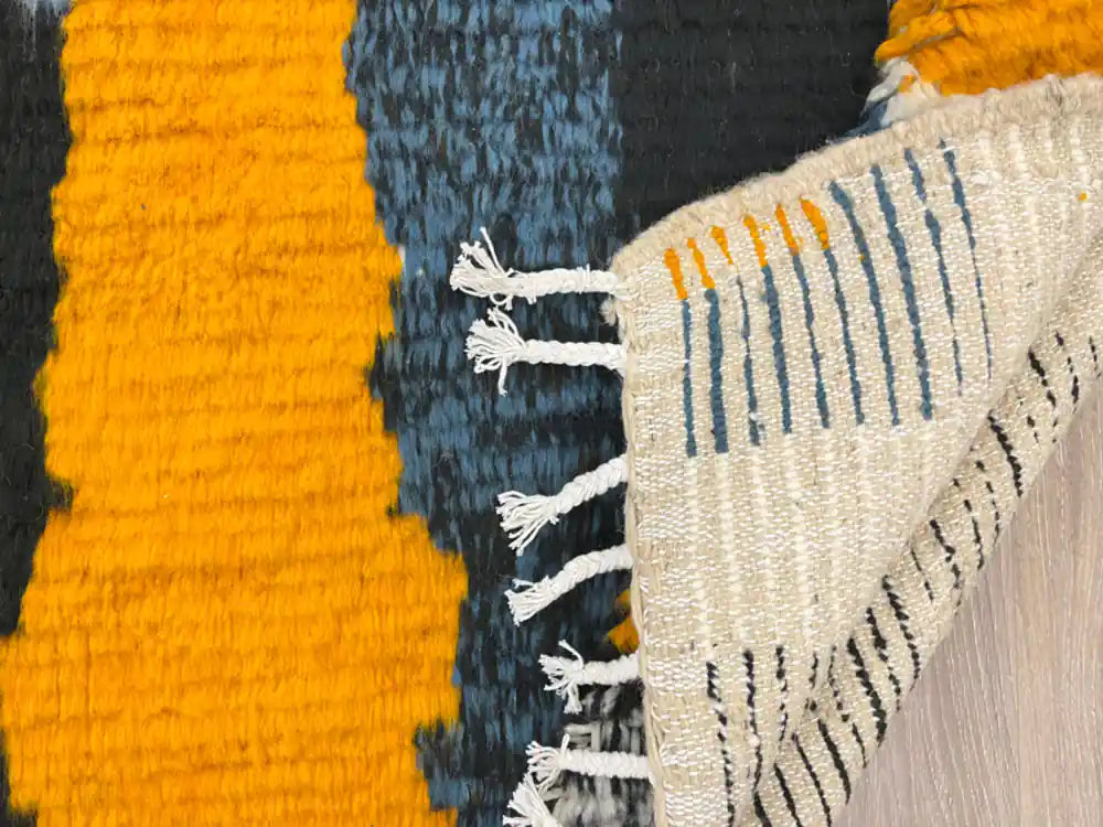 Vue arrière du tapis Azilal berbère révélant le tissage artisanal du Moyen Atlas