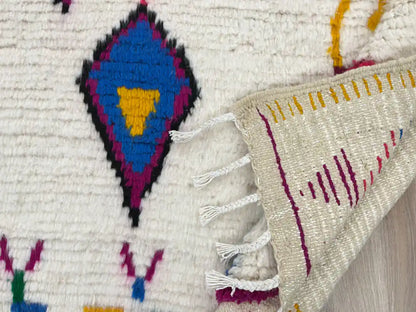 Vue du dos tissé à la main d’un tapis azilal en laine épaisse