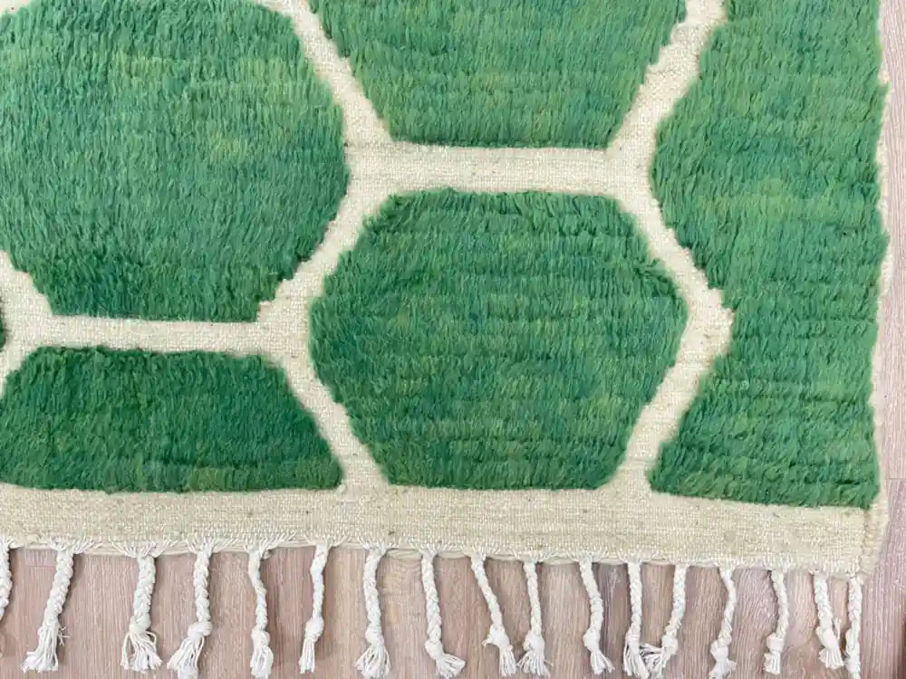 Bordure frangée blanche d’un tapis berbère Beni Ouarain, fait main au Maroc