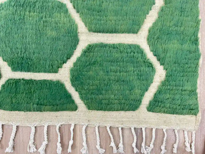 Bordure frangée blanche d’un tapis berbère Beni Ouarain, fait main au Maroc