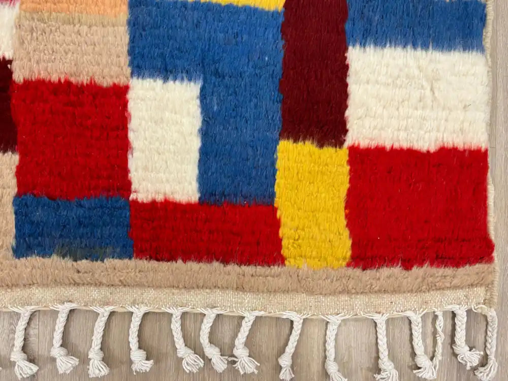 Franges nouées à la main du tapis Azilal en laine naturelle du Moyen Atlas