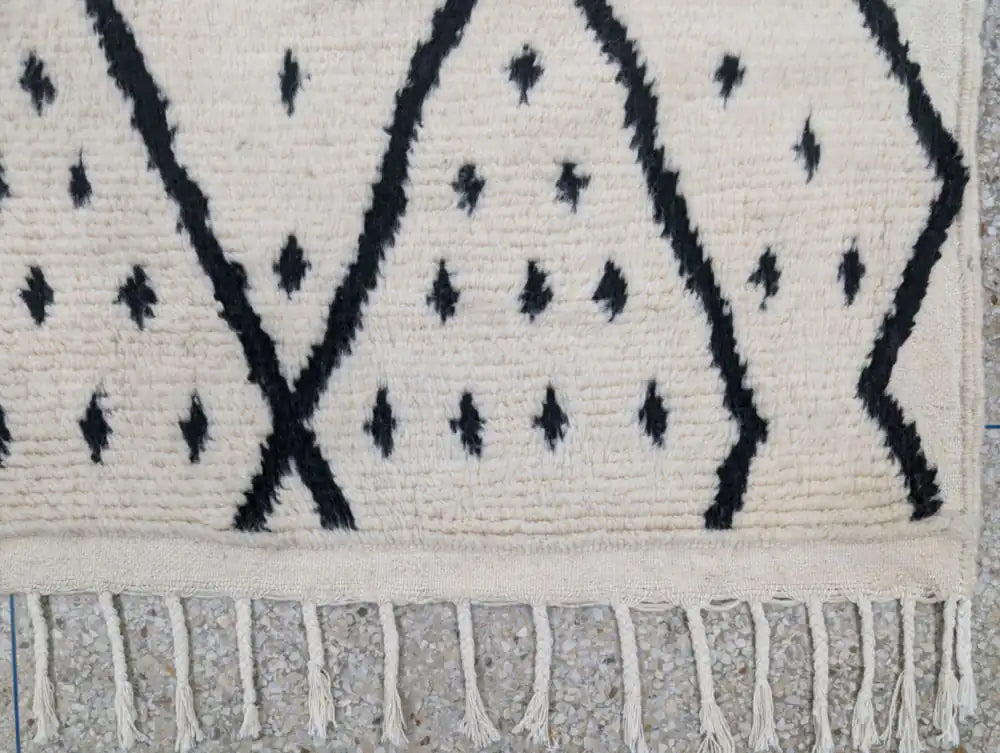 Finitions des bords d’un tapis Beni Ouarain fait main en laine naturelle