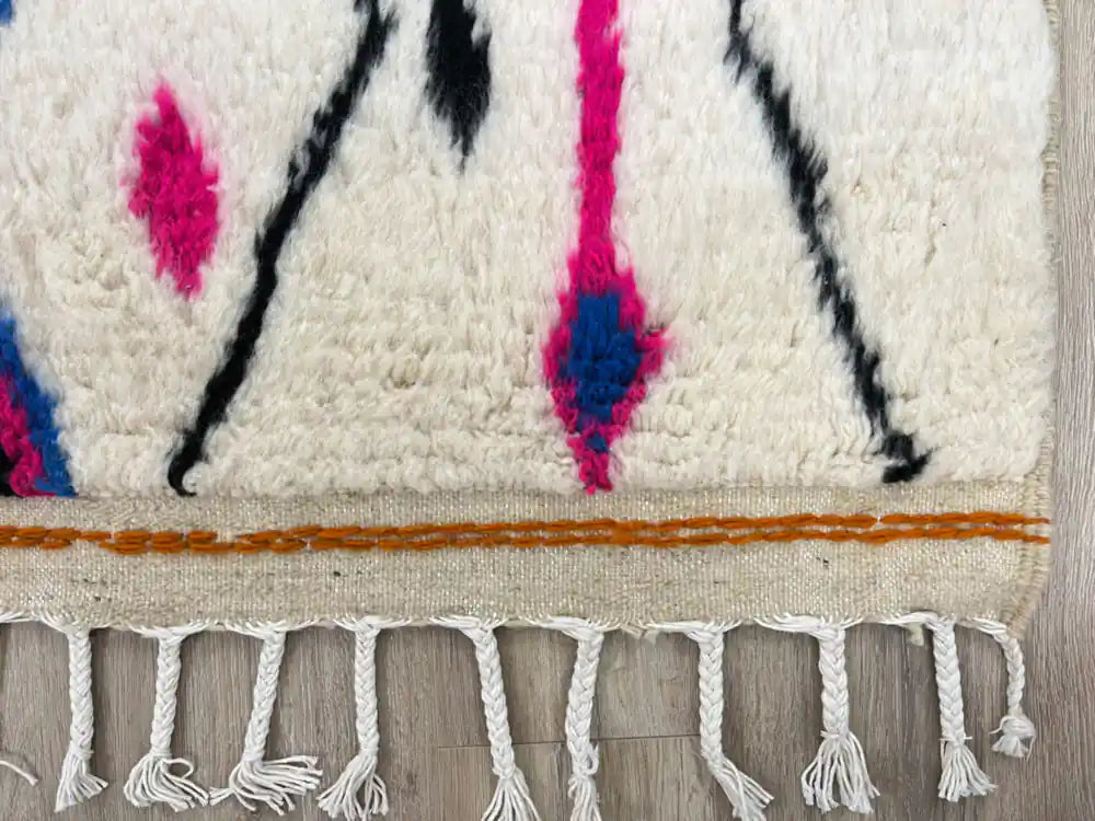 Franges d’un tapis berbère fait main en laine naturelle
