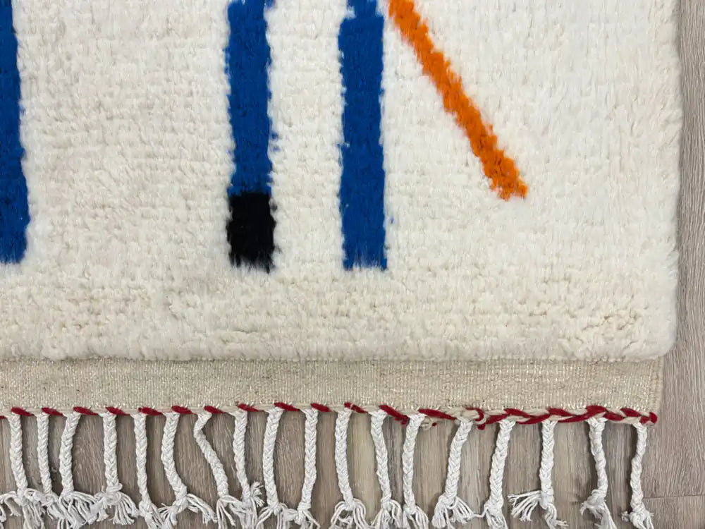 Détail des franges du tapis Azilal, finition artisanale et tissage traditionnel marocain.