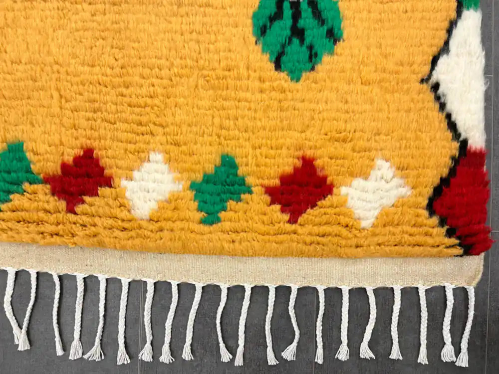 Franges nouées à la main d’un tapis berbère Azilal, pièce authentique et chaleureuse