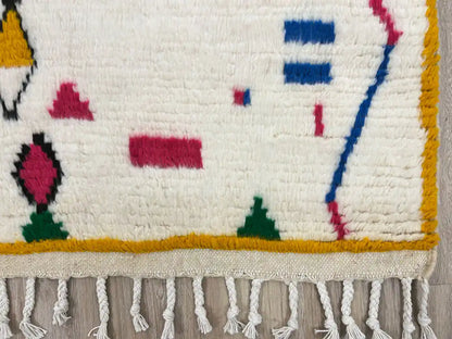 Franges torsadées blanches d’un tapis azilal en laine naturelle