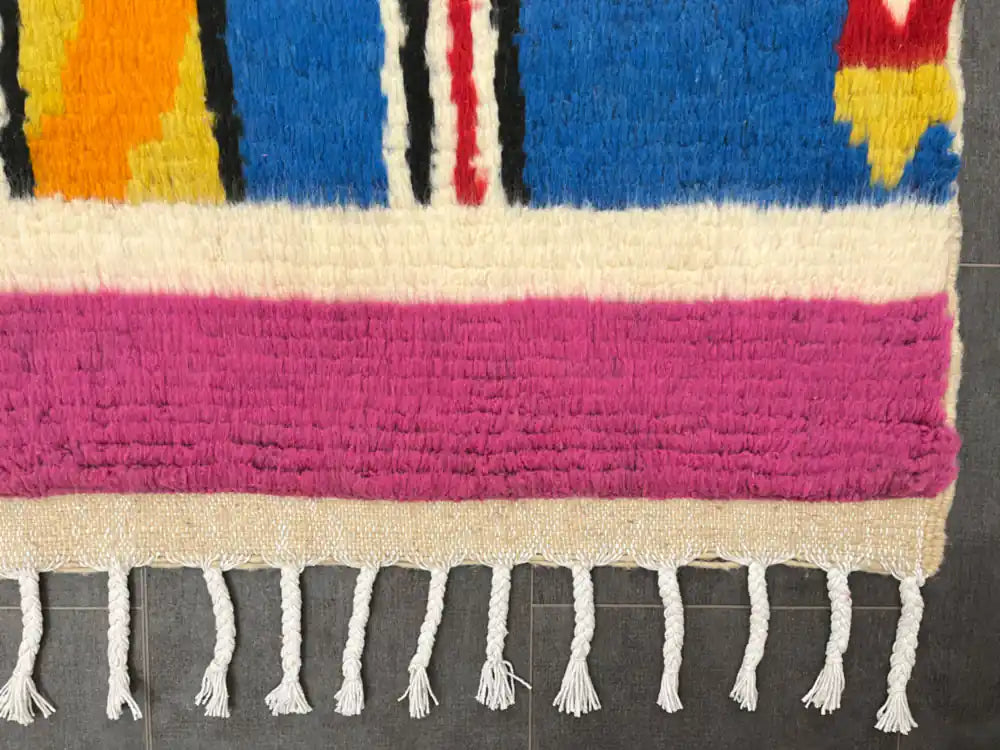 Franges d’un tapis Azilal berbère nouées à la main, laine naturelle, artisanat marocain