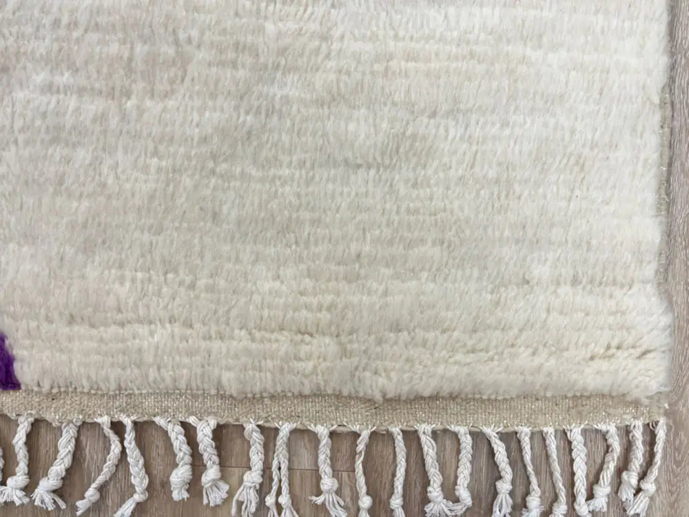 Franges nouées à la main du tapis en laine Beni Ouarain, finition artisanale du Haut Atlas marocain.