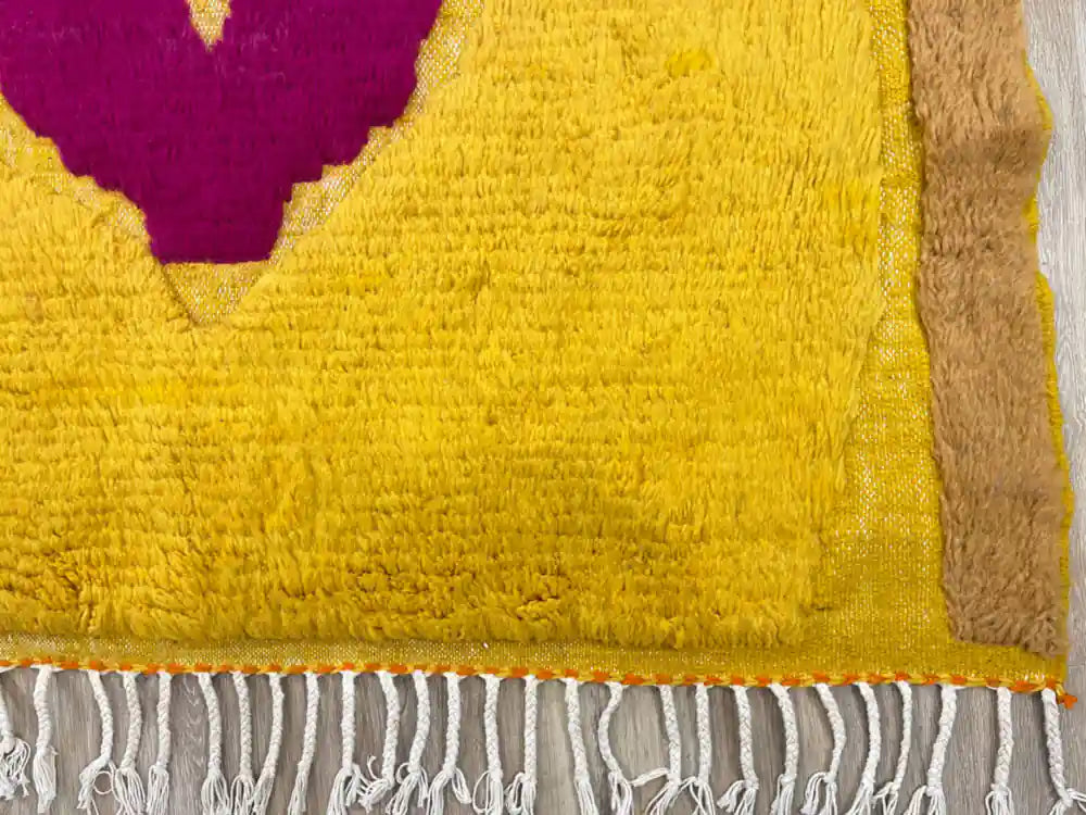 Franges d’un tapis berbère Azilal authentique et unique en laine naturelle