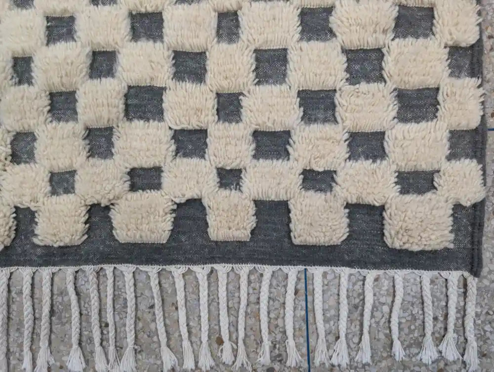 Franges d’un tapis berbère Beni Ouarain fait main en laine naturelle, finition artisanale marocaine