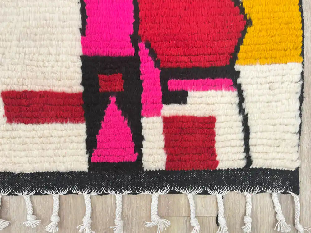 Franges et finitions d’un tapis marocain style berbère Azilal