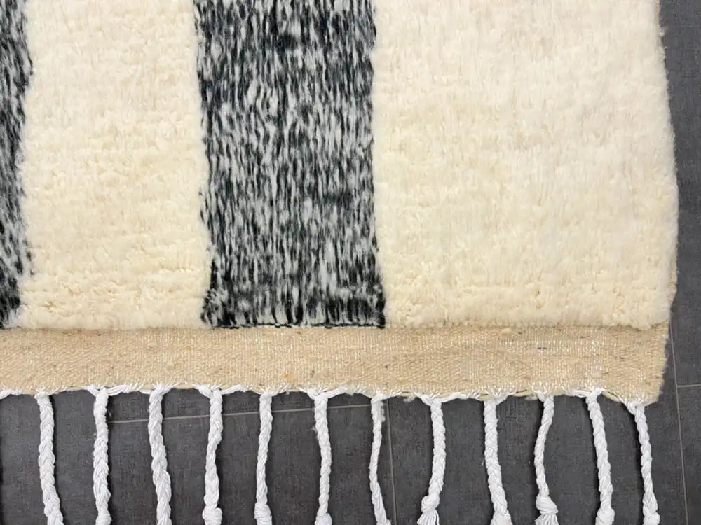 Tapis Beni Ouarain blanc en laine naturelle fait main