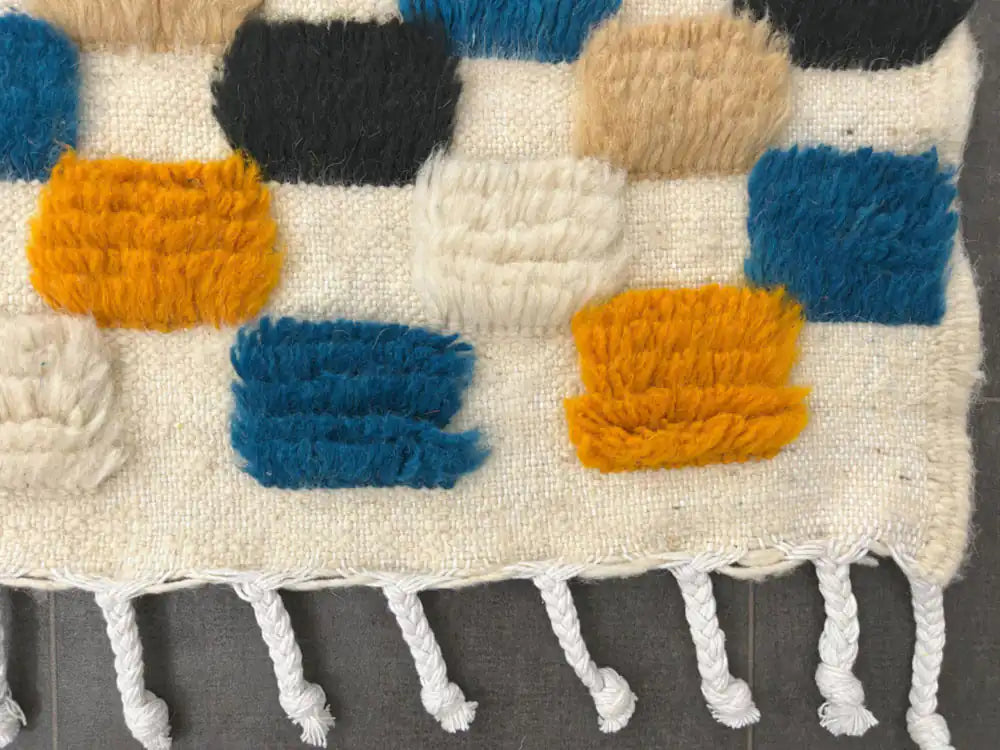 Franges et finitions d’un tapis marocain style berbère Azilal