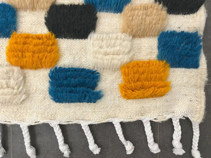 Franges et finitions d’un tapis marocain style berbère Azilal