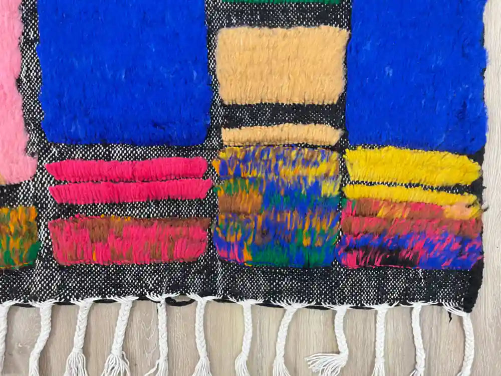 Franges tressées traditionnelles d’un tapis boujaad artisanal