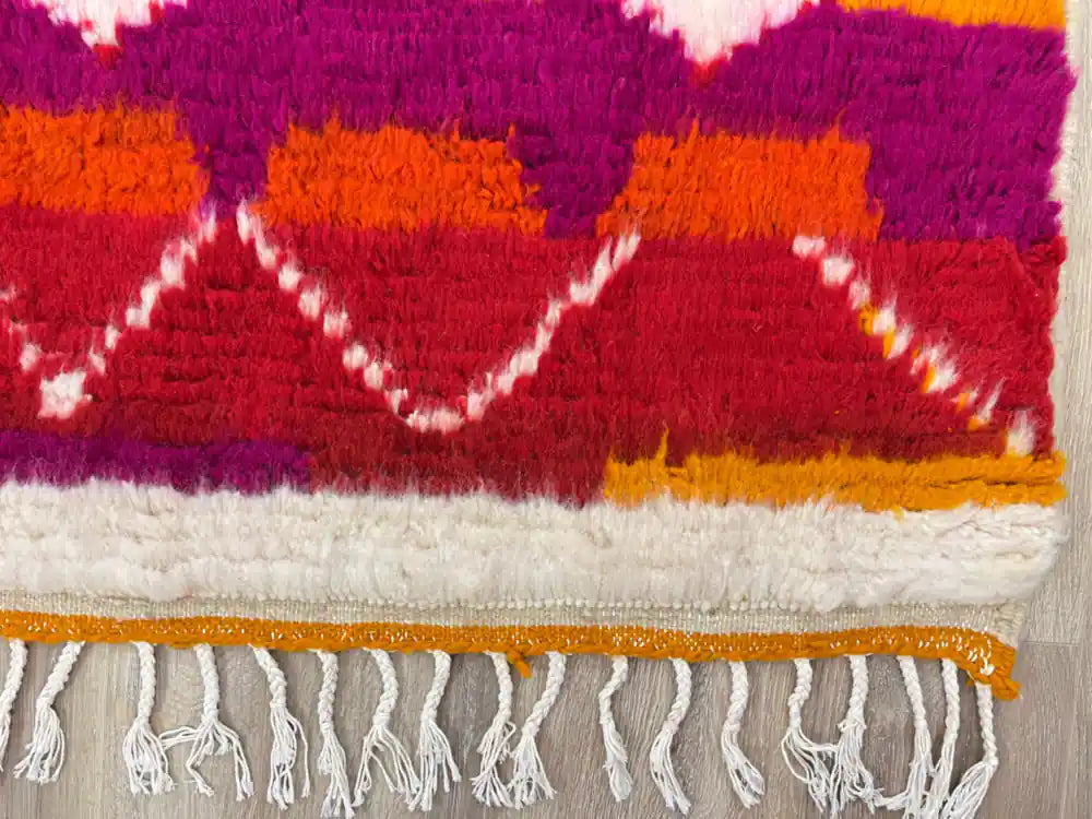 Franges tissées à la main d’un tapis berbère Azilal unique en laine naturelle du Maroc