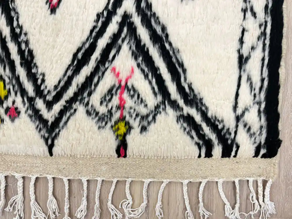 Franges tissées à la main d’un tapis Beni Ouarain en laine naturelle