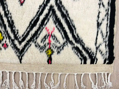 Franges tissées à la main d’un tapis Beni Ouarain en laine naturelle