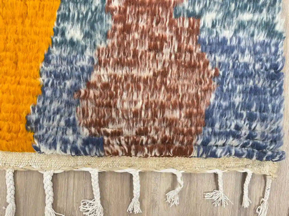 Finitions et franges artisanales du tapis Azilal multicolore en laine naturelle