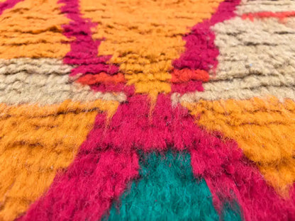 Laine authentique multicolore d’un tapis berbère Azilal en laine naturelle, fait main au Maroc