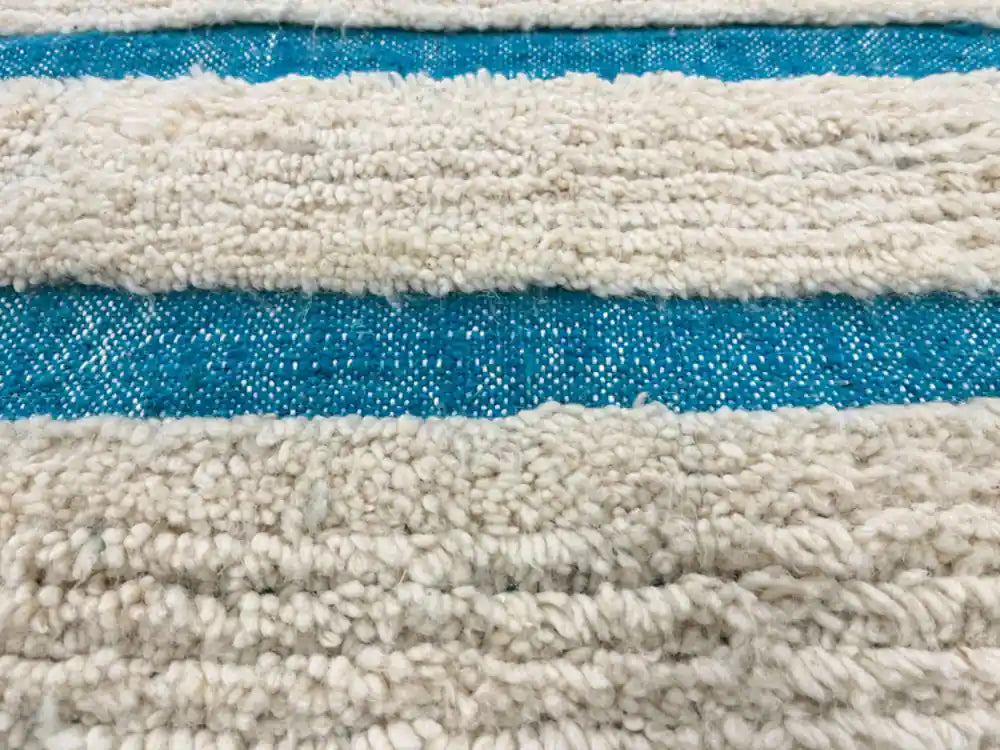 Tapis marocain Beni Ouarain placé dans un salon moderne – décoration berbère élégante