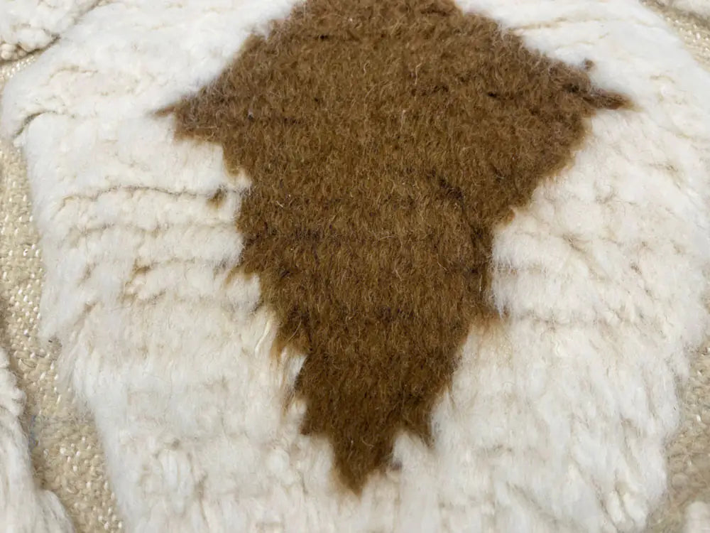 Tapis Beni Ouarain blanc en laine naturelle du Maroc, fait main