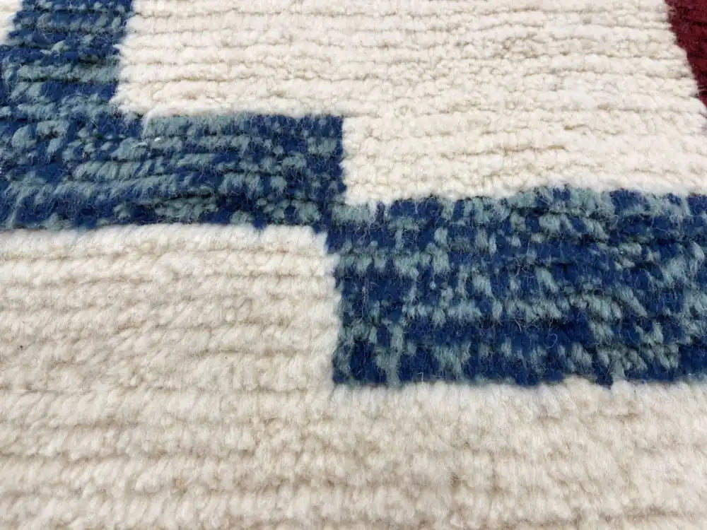 Laine naturelle d’un tapis berbère Azilal fait main